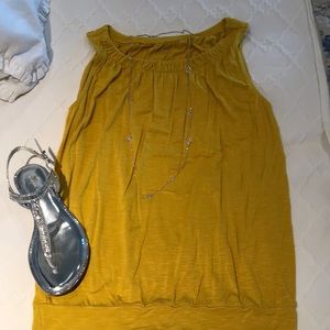 Flowy mustard top